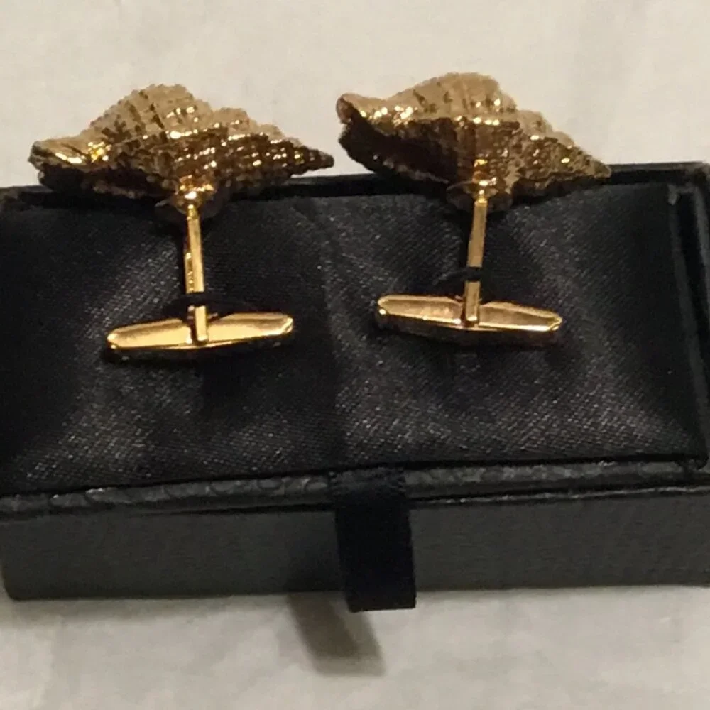 Vintage and exquisite pair of gold tone seashell shaped cufflinks w/ box